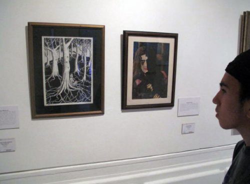 Un joven observa Dance of Silence de Olga y Autorretrato de Aida, hijas de Salarrué, en Sala de Exposiciones del Parque Cuscatlán